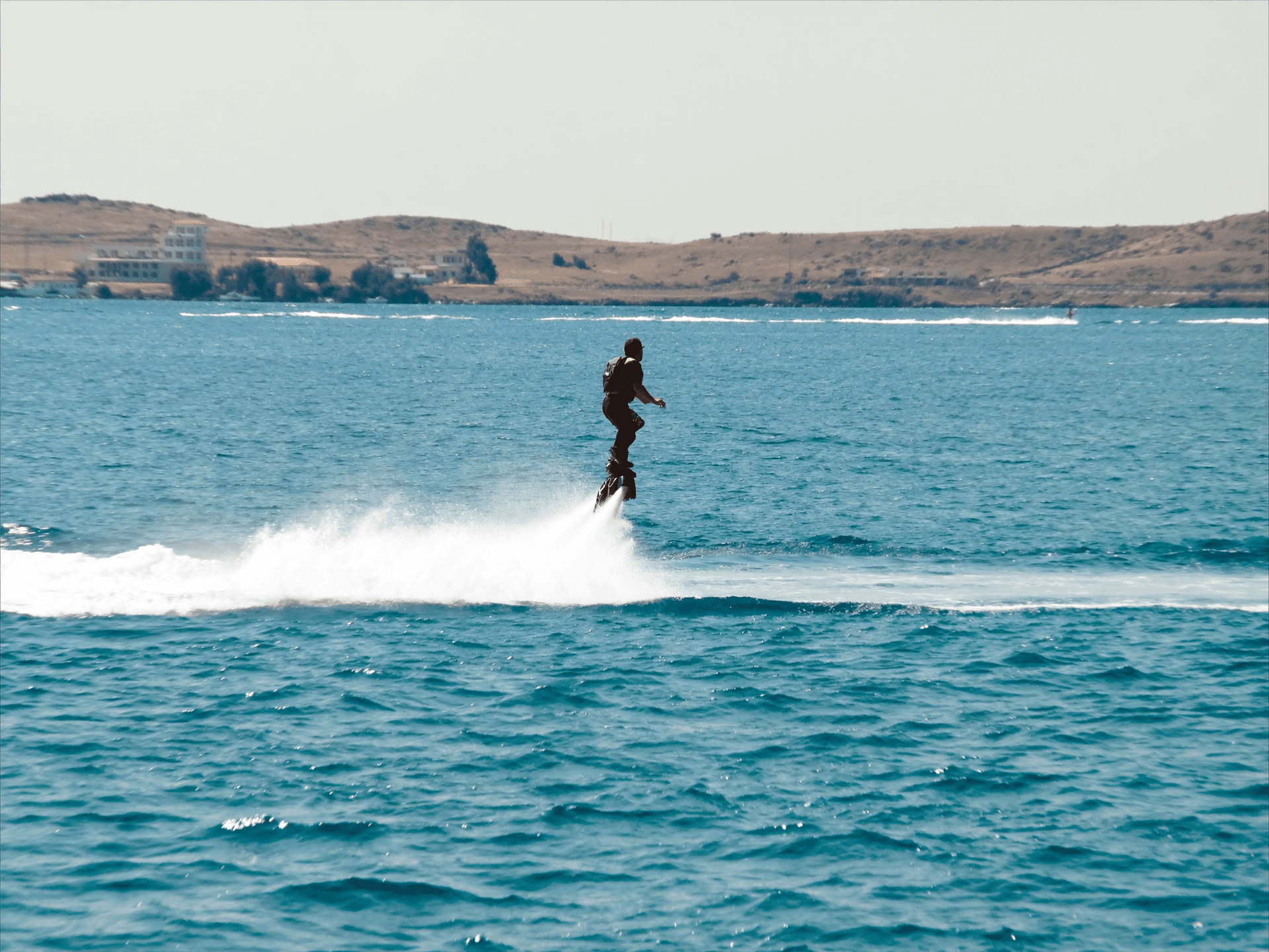 Deniz üzerinde flyboard gösterisi